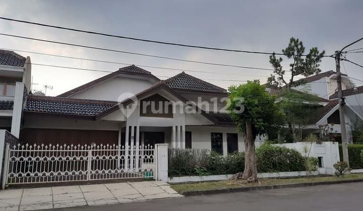 HITUNG TANAH Dijual Rumah Taman Sakura Soekarno Hatta Bandung