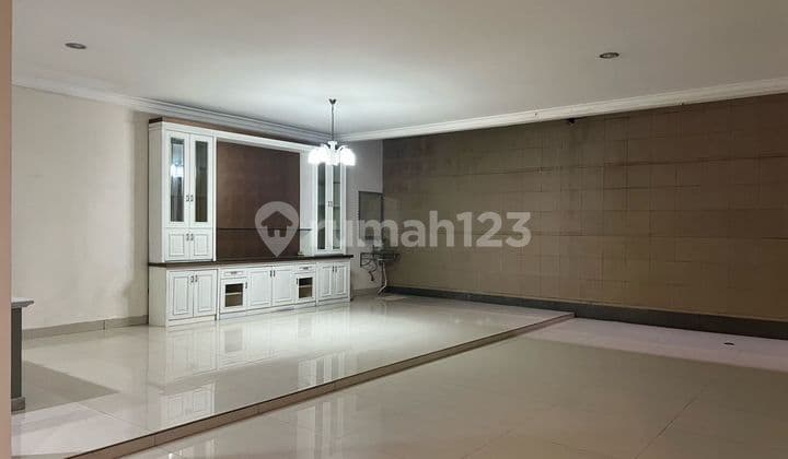 Kebon Jeruk Intercon Park. 2 floors 5 bedrooms East Freehold Certificate