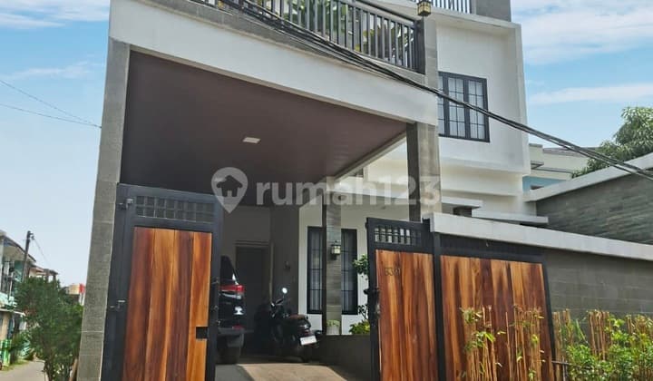 Rumah Minimalis. 3 Lantai. 6 Kamar.shm. Dekat Akses Toll