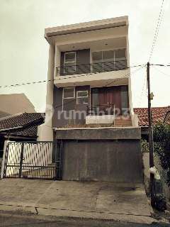 Puri Indah,kembangan, Jakarta Barat. 3 Lantai. 4 Kamar. Shm. Selatan