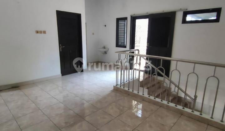 English translation:
Kosambi Baru. 2-Story House, 4 Bedrooms, Freehold. Near Metland Puri. Green Lake City.