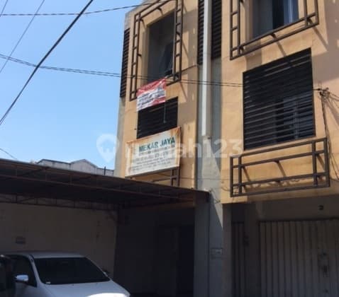 Shop house for rent on Jl. Pegirian, Surabaya.