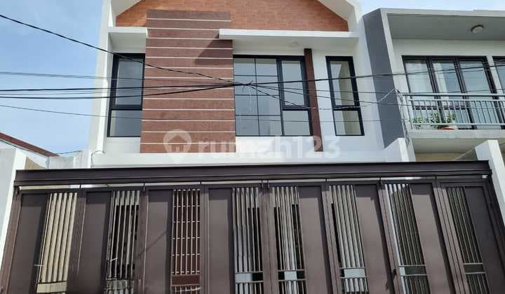 New 2.5-story house in Sunrise Garden with a great location