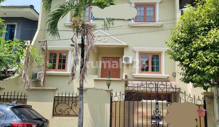 Rumah bagus 3 lantai dengan lokasi yang bagus di puri indah