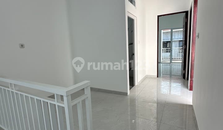 Rumah baru 3 lantai di Duri Kepa dengan jalan 2 mobil