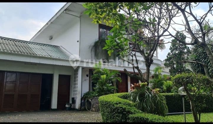 Rumah luas terawat bagus di mainroad jalan Dipati Ukur Bandung