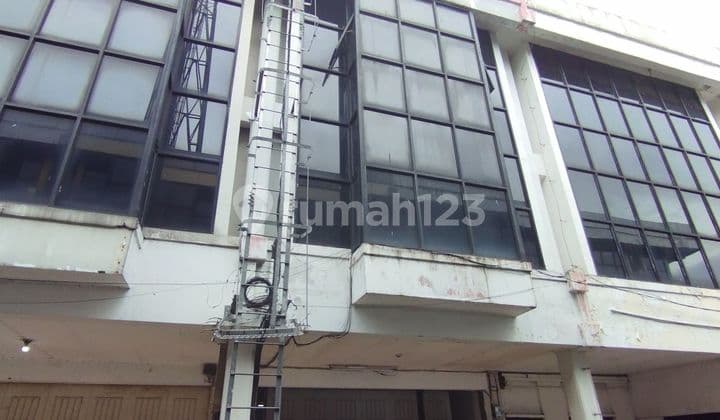 Nice ready-to-occupy shophouse on Raya Cibabat, Cimahi.