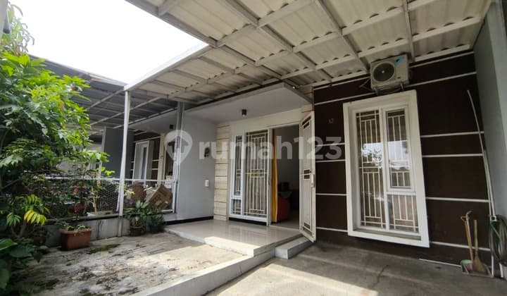 Nice House Full Building Well Maintained Ready to Occupy in Taman Kopo Indah 5 Bandung