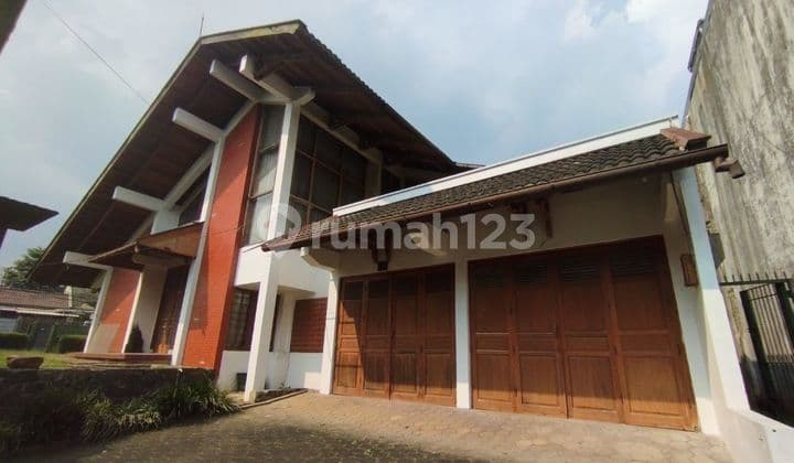 Rumah hoek bagus terawat di jalan dangdeur Surya sumantri bandung