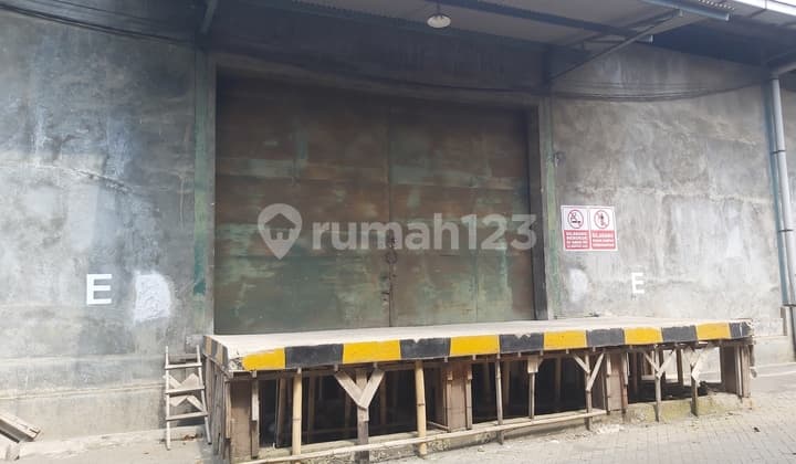 Cheap warehouse rental on Jl Raya Tugu.