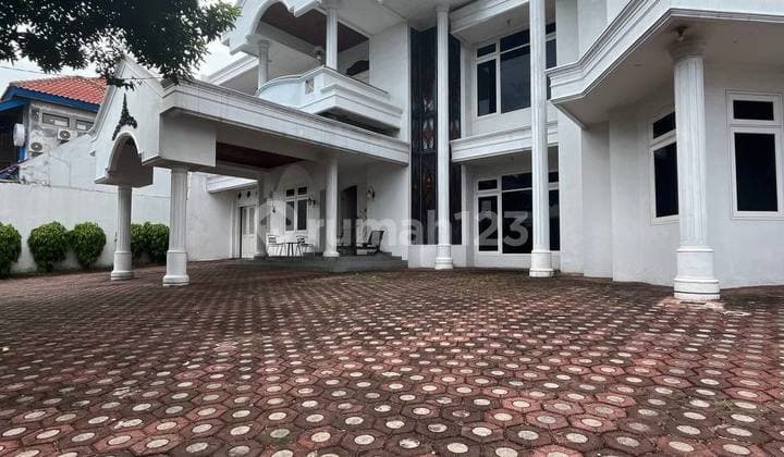 Rumah Cipayung Jakarta Timur Ada Kolam Renang