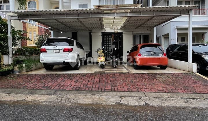 Rumah 2 Lantai dengan Kolam Renang Rapih Siap Huni