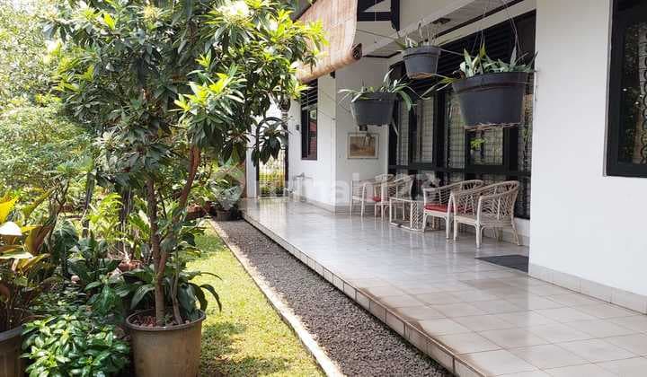 Dijual Rumah Asri Elite Kemanggisan Ilir, Ada Backyard dan Taman Pribadi! SHM Semi Furnished dan Bebas Banjir! Hub Kami untuk Nego!