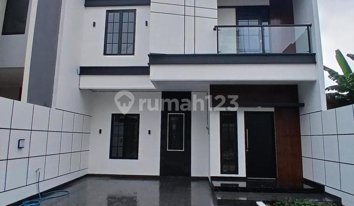 Rumah 2 Lantai Minimalis Modern 2 Carport Bebas Banjir di Jagakarsa