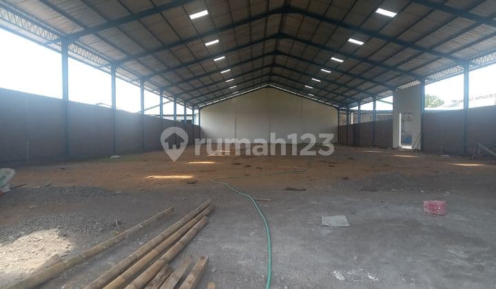 Gudang Strategis Dengan Parkiran Yang Luas