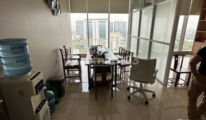 Over Kontrak Gold Coast Office 75m Furnish