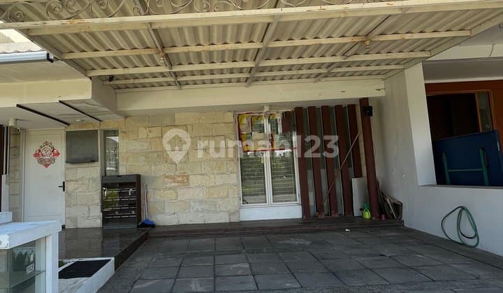 Hot House with Wide Road Row in Royal Residence