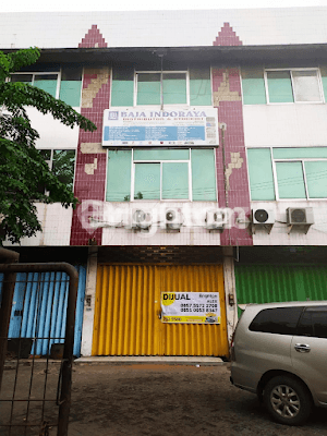 A shop house suitable for offices and warehouses.