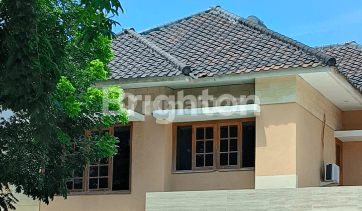 RUMAH DI GRAHA FAMILY SURABAYA BARAT COCOK UNTUK YANG PUNYA MOBIL BANYAK