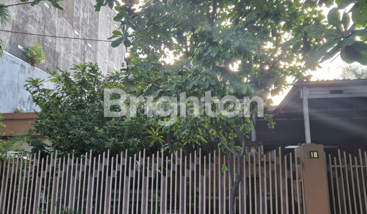 HOUSE IN THE RONGGOLAWE AREA OF SURABAYA, IN FRONT OF QUEST HOTEL