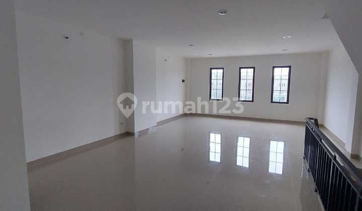 Ruko Soho 3 Lantai Pinggir Jalan Raya Siap Pakai