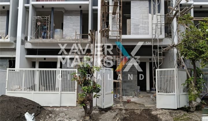 Tengah Tenggilis House, Row J, 5-Car Street, Strategic Location, Ok