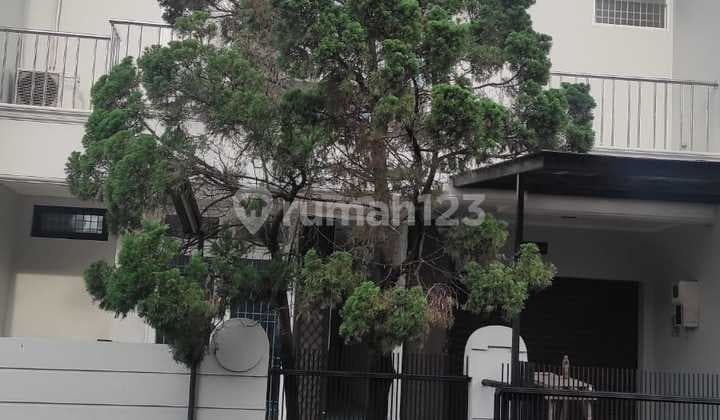 Rumah 2 Lantai Sudah Renovasi Semi Furnished SHM di Intercon Cluster, Jakarta Barat