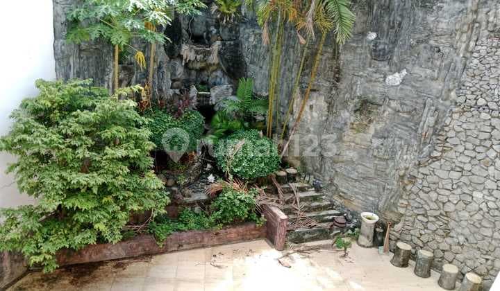 Pantai Mutiara, Jakut..Dijual Rumah 3 Lt, Hadap Barat Daya, Row Jln 3 Mbl, Air Pam, Semi Furnish, Carport 2, Shm.-Wt