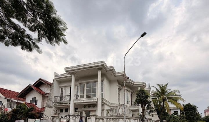 Permata Buana, Kembangan, West Jakarta.. For Sale 2-Story House, Hook Position, Needs Renovation, Facing North and West, SHM-RR