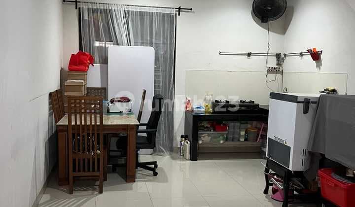 Cluster East Asia, Green Lake, Jakbar..Dijual Rumah 2 Lt, Semi Furnish, 1 Service Area, 2 Ac, Single Bed, Pintu Kawat Nyamuk, Rak Tembok.-4D3l.gs