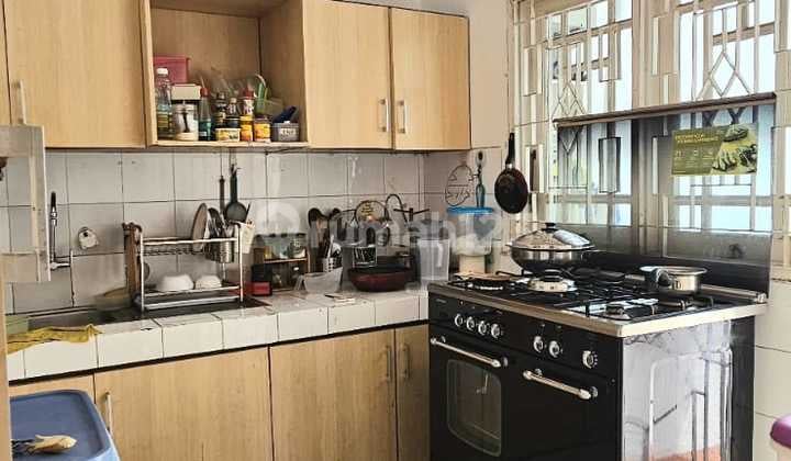 Taman Surya 3, Pegadungan, Kalideres, Jakbar..Dijual Cepat Rumah 2 LT, Turun Harga Dari 3.2M, Semi Furnish, Row Jln Besar, Rumah Bagus dan Siap Huni, PLN 5500W, Air Pam, Carport 2, Shm.-Th1