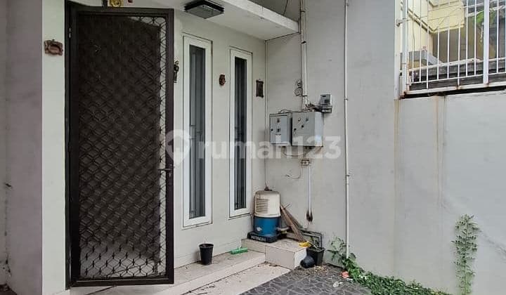 Citra 5, Kalideres, West Jakarta.. For Sale Minimalist 3-Story House, Southeast Facing, Includes Kitchen Set and Small Cabinet, 5500W PLN, WTP Water, SHM On Hand.-M31.l