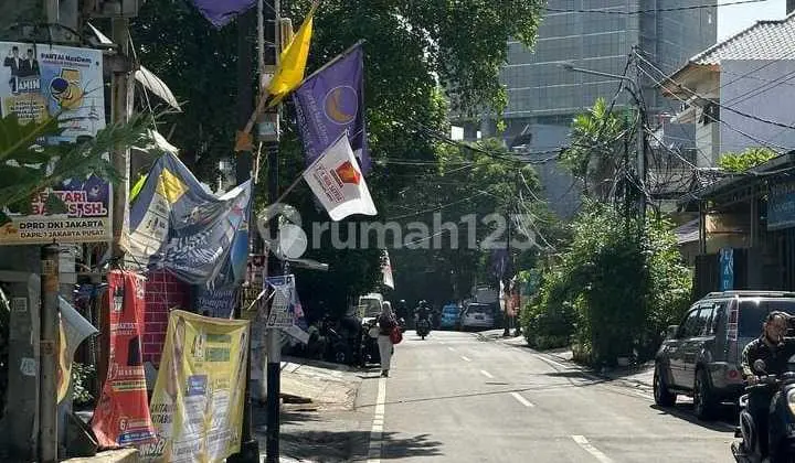 Jl.kebon Kacang, Tanah Abang, Jakpus..Dijual Rumah Hitung Tanah, 1.5 Lantai, Pinggir Jln, Jalanan Tdk Buntu, bisa Tembus ke Grand Indonesia, Hadap Utara.