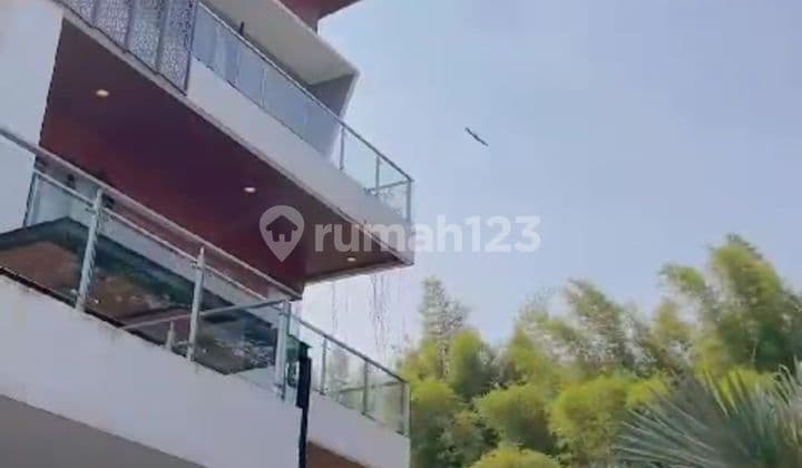 Rumah Mewah Dengan Kolam Renang Dekat Stasiun BSD