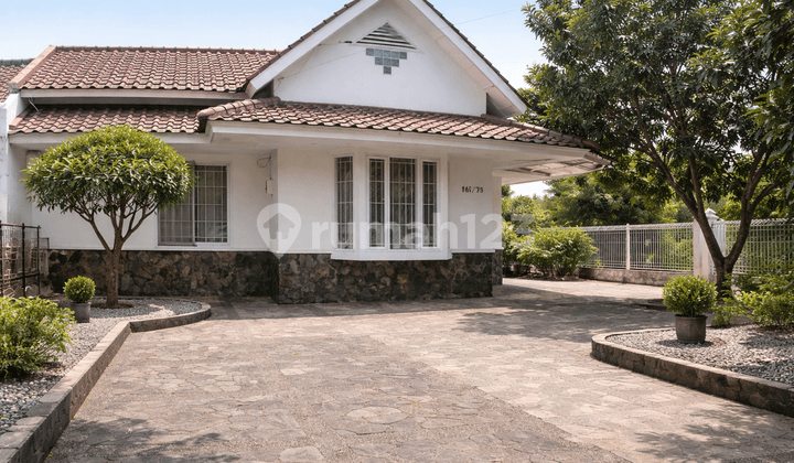 Rumah Cantik Ber-Halaman Luas