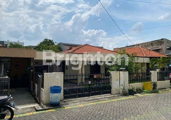 Rumah di Nginden Surabaya Strategis