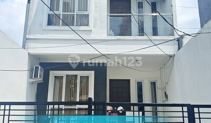 Disewakan Rumah Rapi di Kelapa Gading 6X15 KT 3+1