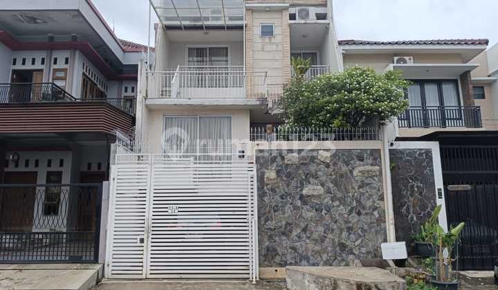 Rumah Mewah 3 Lantai Komplek Billy Moon Duren Sawit Ukuran 8X21m