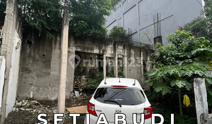 Rumah Tua Hitung Tanah Siap Bangun Hadap Selatan di Setiabudi