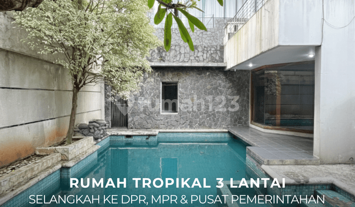 Tropical Luxury House a Step Away from the Parliament in Bendungan Hilir