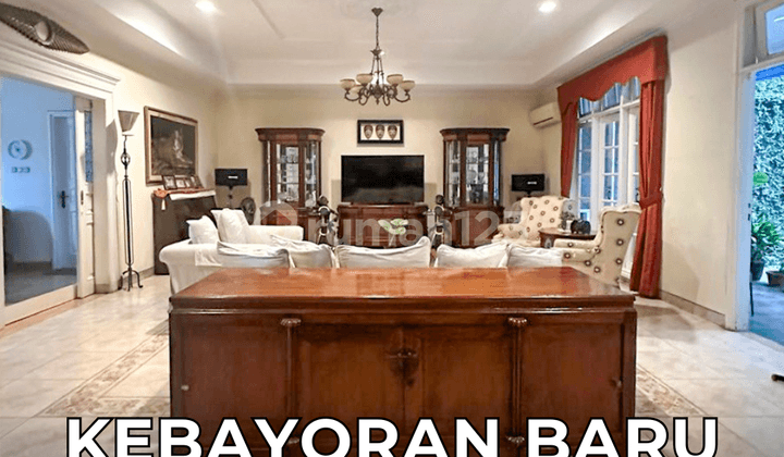 Rumah Terawat Desain Klasik Hadap Utara di Kebayoran Baru