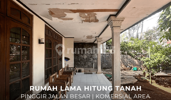 Old Single-Story House with Land, Main Road Frontage in Gandaria