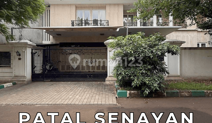 Rumah Modern Klasik Hadap Selatan Dalam Komplek Patal Senayan