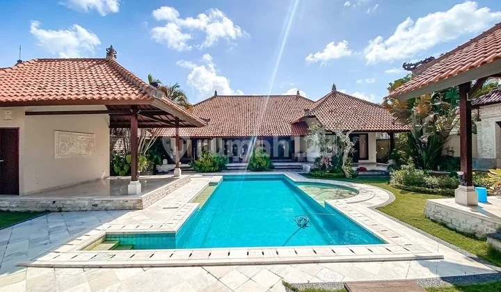 Turun Harga ..Private Balinese Minimalis Style Villa , 6 Minutes To Bali Mandara Toll Road , 10 Minutes To Itdc Nusa Dua And 20 Minutes To Airport Ngurah Rai At Cluster Onegate System Taman Mumbul , Nusa Dua