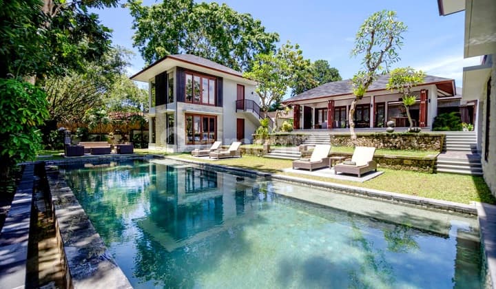 Luxury and Premium tropical modern Villa in the heart at Echo Beach , Padang Linjong Canggu.750 meters to Echo Beach Canggu and LA Brisa Beach club , near to The Lawn Beach and Old Mans