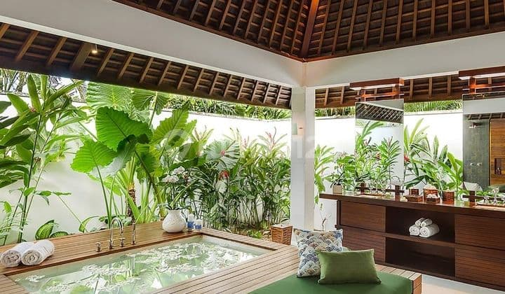 Turun Harga..murahhhhhh...beautiful Villa Contemporary Tradisional Bali Style Living With Tennis Court At Berawa Canggu...near To Berawa Beach , Atlas Beach Fest , Canggu Club...(*sangat Murah Dibawah Harga Pasaran Tanah Di Pusat Berawa Canggu)