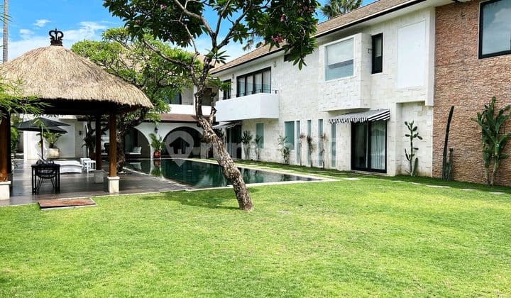 Modern Tropical Style Villa At Cluster Onegate System With Security 24Hours At Area Jalan Batu Belig , Seminyak ...100 Meter ke Mari Beach Club , 200 Meter ke Pantai Batubelig dan 500 Meter ke Cafe Del Mar
