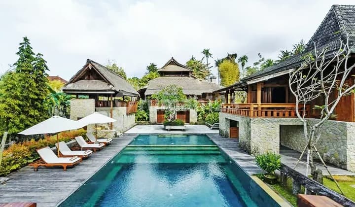 Below Market Price Plus High-Value Antique Items ... Luxury Villa Estate in Central Berawa Canggu ..450 Meters to Finns Recreation Club and 600 Meters to Starbuck Berawa