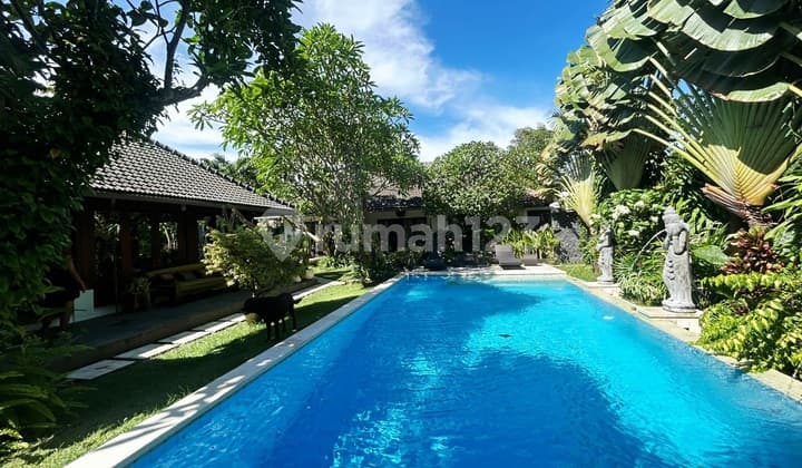 Tropical Balinese Style Villa in Umalas Klecung .. 5 Minutes to Nook Umalas and 7 Minutes to Proeducation Umalas International School and Lycèè Francais De Bali International School
