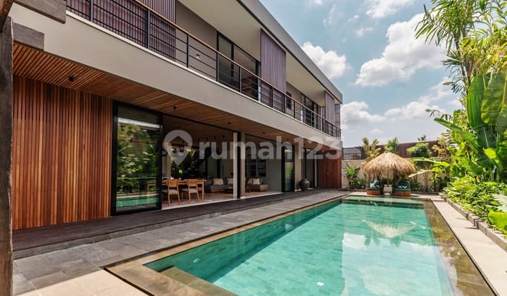 29-Year Leasehold.. Brand New Modern Style Villa in Babakan, Canggu, near Batu Bolong.. 3 Minutes to Joon, 5 Minutes to Bali Padel Academy, Park Life, Jungle Padel Pererenan, and 10 Minutes to Batu Bolong Beach.